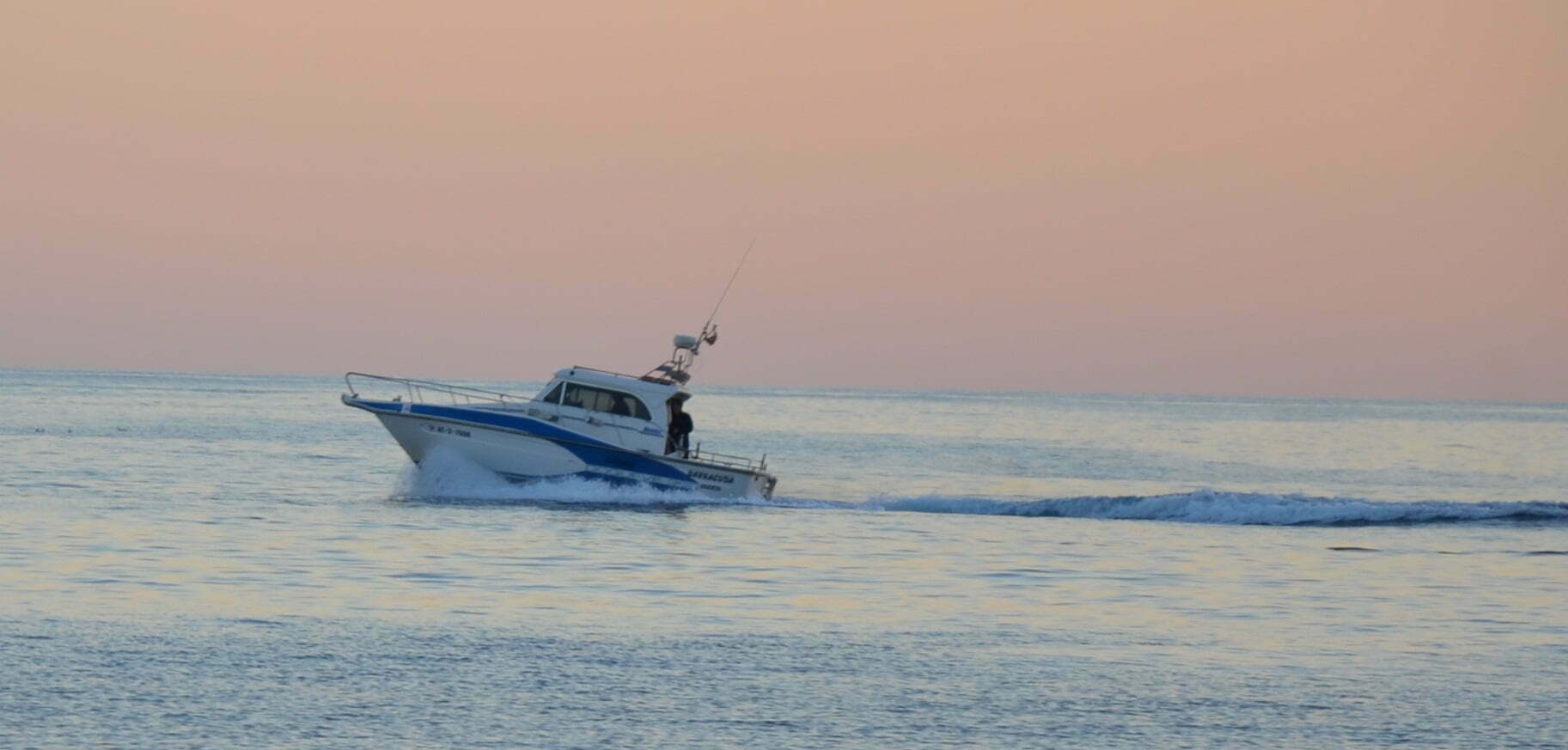 Doqueve 300 in low speed in the sunset equipped with Zipwake Dynamic Trim Control System