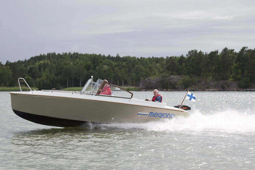 Merione 22 LC in high speed in equipped with Zipwake Dynamic Trim Control System